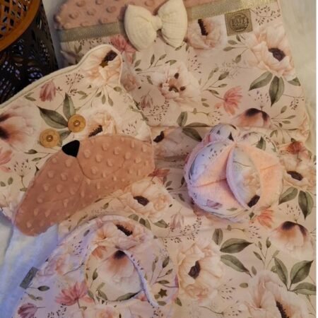 Accueil Coffret naissance complet bébé fille gigoteuse, ourson doudou, balle d'éveil et bavoir motif coquelicots roses poudrés