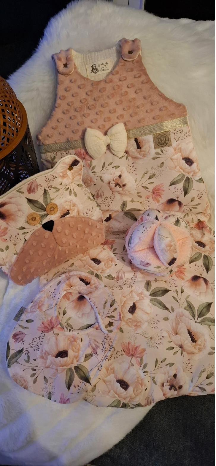 coffret naissance coquelicots roses poudres complet Coffret naissance complet bébé fille gigoteuse, ourson doudou, balle d'éveil et bavoir motif coquelicots roses poudrés