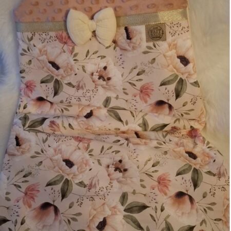 Accueil Gigoteuse bébé fille fait main motifs coquelicots roses poudrés, doublure minky rose, ruban doré et nœud écru