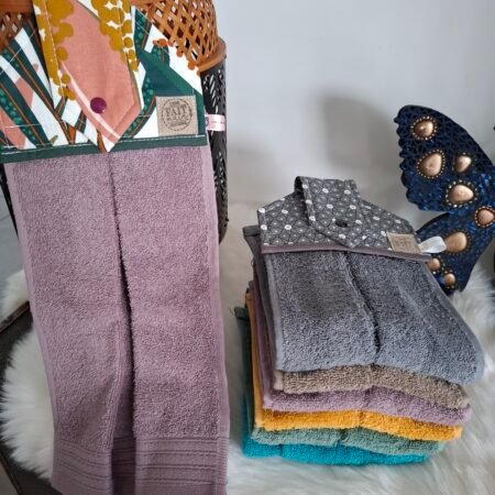 Torchons essuie-mains en éponge gaufrée fait main, plusieurs coloris empilés avec accroche à bouton-pression tissu fleuri