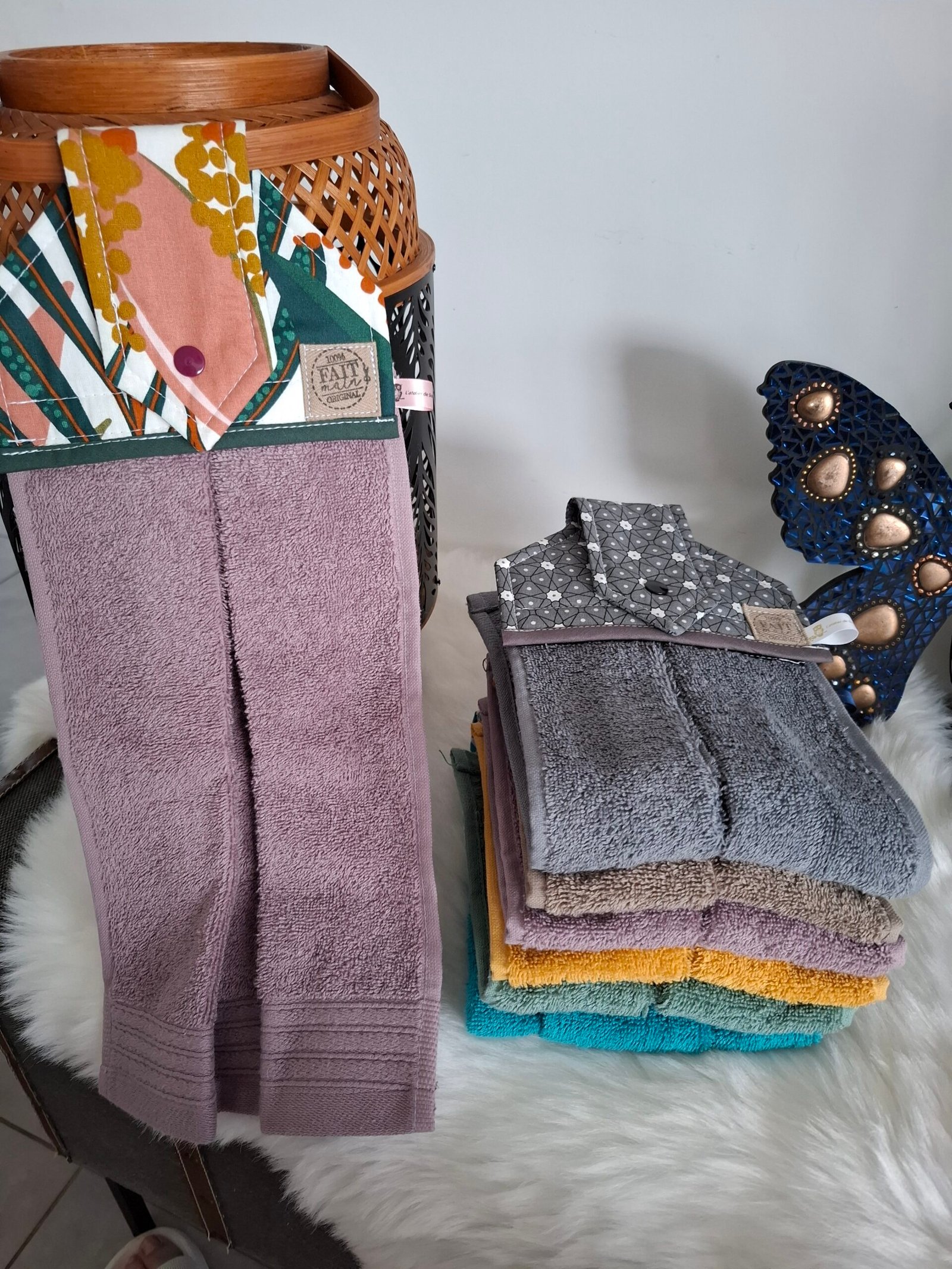 torchon essuie mains avec accroche Torchons essuie-mains en éponge gaufrée fait main, plusieurs coloris empilés avec accroche à bouton-pression tissu fleuri